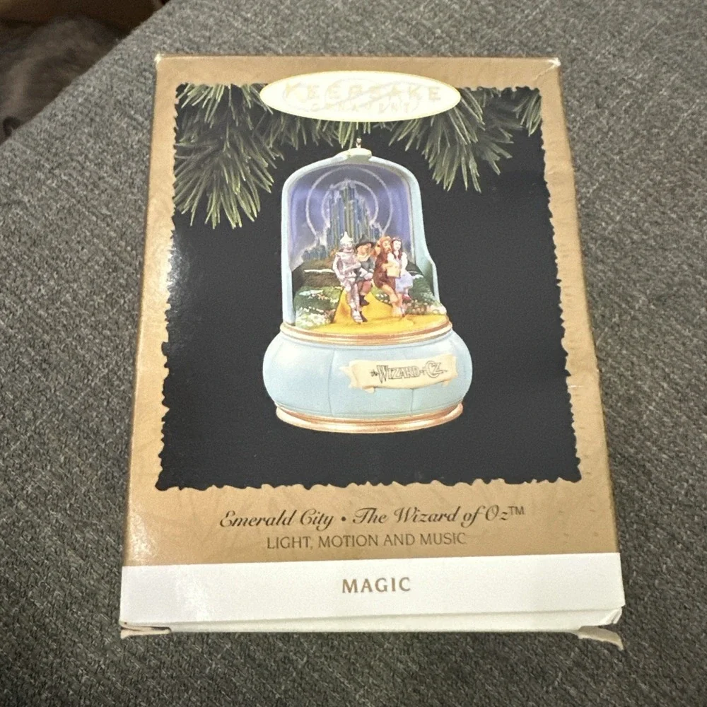 Vintage Hallmark Keepsake Ornament Wizard of Oz Emerald City Magic 1996 QLX7454